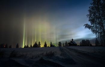 Свет холода / Морозный рассвет и световые столбы над деревней