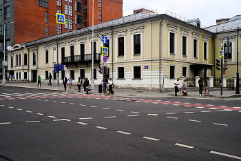Большой Путинковский переулок / Большой Путинковский переулок в Москве. Главный дом городской усадьбы Долгоруковых - Бобринских. Август 2024.