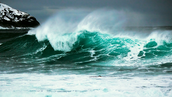 Волны русского севера. Баренцево море / Высокие неистовые волны одна за другой накатывали на продрогший берег. Ветер срывал с их гребня тонкую вуаль мелких капель. Волны закипали. Баренцево море сердилось.