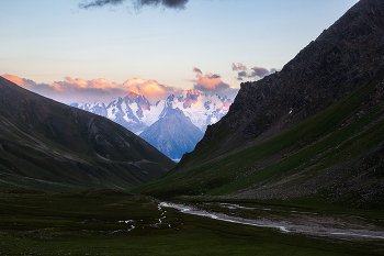 В ущелье / ...
