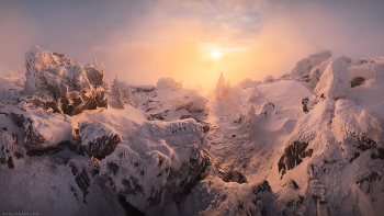 "Таганай - метеостанция" / Метеостанция – самая желанная, и в то же время достаточно сложная локация Таганая для съемки. Ландшафт представляет собой горную тундру, с отдельно растущими коренастыми елями и разбросанными валунами и скалами-останцами. За счёт низкой температуры, сильных ветров и высокой влажности, деревья и камни обрастаю слоем изморози. Но вот застать здесь хорошую погоду, чтобы сделать красивые кадры, довольно сложно.

Тех, кто интересуется моими фототурами, приглашаю в телеграм-канал https://t.me/arskashkarov посвященный именно турам