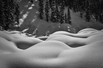 Сугробы волнами / Поднебесные Зубья - в южной части Кузнецкого Алатау, в кольце гор хребта Тигер - Тыш. Природа - художник так разрисовала побережье, река Малый Казыр, как сугробы волнами.