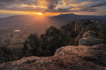 Закат с видом на Чатыр-Даг / Долина привидений. Крым. 07 января 2026