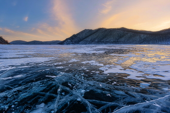 Байкальские мотивы / Этюды на тему байкальского льда. Наше Горбушинское водохранилище, 01.26. Можно было бы еще походить, пузыри есть и побольше, "поблинистей", но шибко уж холодно, ветрено было. Да и воды мало, у берега уже рельеф виден...