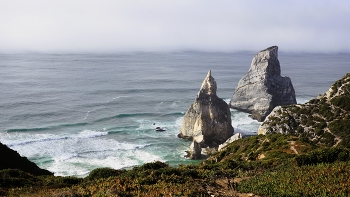 Скала Урса ( Praia da Ursa ) Португалия / Скала Урса - живописная скальная формация на одноименном диком пляже в Португалии. Расположен рядом с мысом Рока