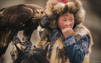 БЕРКУТЧИ / За последние годы на монгольских фестивалях охотников с беркутами появилось очень много детей, которые тоже участвуют в соревнованиях, причем совершенно разных возрастов.
У некоторых что-то получается, у большинства - нет ( беркут - птица тяжелая).
Но тем не менее азарта при выступлении у них не меньше, чем у взрослых.
Только могут заплакать, если неудачно выступили на ринге.
Ну, и переживают более эмоционально за своих ..

Монголия, Sagsay Golden Eagle Festival.
Сентябрь 2025г.

Приглашаю на Алтай и в Монголию с августа по октябрь 2026г.
(с) https://phototravel.pro/phototravel2026/