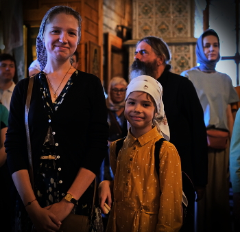 Дети в церкви. / Портрет.