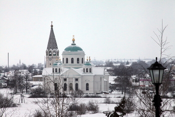 Собор Смоленской иконы Божией Матери. / Расположен в рабочем поселке Выездное. Крупная четырёхстолпная пятикупольная постройка с трапезной, украшенная портиками.