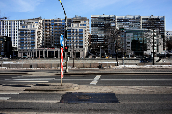 Гончарная набережная / Гончарная набережная Москва-реки. Вид с Космодамианской набережной. Март 2024.