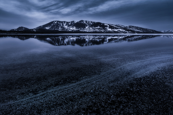 Прозрачные воды колымских озёр / Чтобы сделать этот кадр, мне пришлось войти в воду почти до колена. Озеро Момонтай. Колыма. Магаданская область. Время чуть больше полуночи
