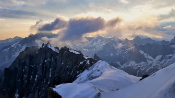 Рассвет и вид с Эгюий-дю-Миди (фр. Aiguille du Midi ) / Потрясающие виды с обзорной площадки Эгюий-дю-Миди (фр. Aiguille du Midi — «полуденный пик») с высоты 3842 м.