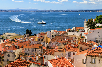 По крышам Лиссабона / Португалия, Лиссабон, река Тежу