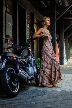 Евгения. Железный конь / Девушка в платье, стоит облокотившись на мотоцикл.