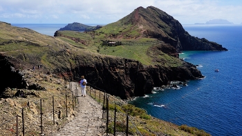 Мыс Сан Лоренцо - природный заповедник. Мадейра / Мыс Sao Lourenco сильно отличается от остального острова своим суровым ландшафтом. Здесь не встретишь высоких деревьев или цветов, это царство жёсткой травы, кактусов и низких кустарников. Тропа петляет по разным сторонам мыса, то видишь южную часть океана, с белыми городками на побережье, то оказываешься на северной, очень ветреной стороне, с высокими обрывами и интересными скалами...