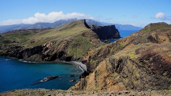 Мыс Сан Лоренцо (Ponta de Sao Lourenco ) - природный заповедник. Мадейра / Мыс Сан Лоренцо ( Ponta de Sao Lourenco ) считается прекрасным примером вулканического хребта, созданного в результате трещинной, эффузивной деятельности. От отличается большим разнообразием создавших его вулканических материалов...