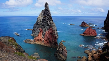 Скалы национального парка Сан Лоренцо ( Ponta de Sao Lourenco ) / Скалы мыса Сан - Лоренцо на Мадейре представляют собой уникальный вулканический хребет с красно-желтыми, охристыми и темными оттенками скальных пород...