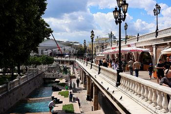 Манежная улица / Манежная улица в Москве. Июль 2024.