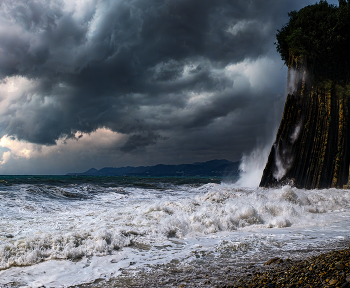 Скала Киселева / Черноморское побережье, Туапсинский район. Надвигается шторм. Высота скалы 48 метров.