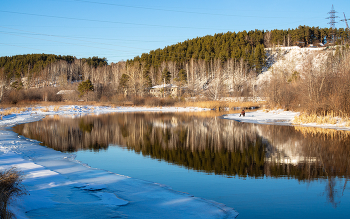 Зеркальная гладь под зимним солнцем / Эта фотография передаёт ощущение тишины, покоя и красоты зимней природы, где каждый элемент — от отражения в воде до заснеженных ветвей — создаёт единую, гармоничную картину.