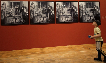 Наблюдая исчезновение / Наблюдая исчезновение мифологического персонажа. Из серии "Дети и музеи"