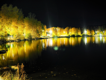 Золотая осень / Набережная в золотых деревьях