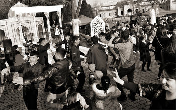 Навруз... / В Ташкенте на бывшей улице Ленина.