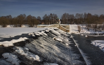 Вечерний сюжет у старой плотины / Город Серпухов, плотина реки Нара.