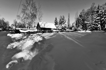 "Черно-белая зима: цвета нет, лишь свет и тень ..." / "Черно-белая зима:
 Цвета нет, лишь свет и тень.
 Черно-белые дома
 В шапках снега набекрень ..."
 А.Смирнов