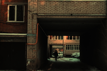 Жених приехал / На фотографии изображен длинный переулок где идёт человек в военной форме