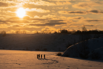 «Озеро Телецкое на закате» / Зимним вечером рыбаки проверяют снасти.