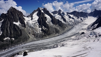 Ледник Аржантьер ( Glacier d' Argentière ) / Ледник Аржантьер — ледник во французских Альпах. Это один из крупнейших ледников массива Монблан, расположенный над деревней Аржантьер. Он расположен перпендикулярно долине Шамони.