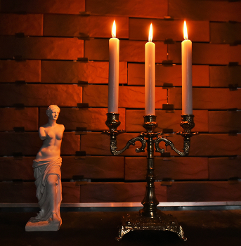 "Канделябр со свечами поставив на крышку рояля ..." / "Канделябр со свечами поставив на крышку рояля,
 И на клавиши кинув неспешно рассеянный взор,
 Нам сонату, в мажоре, сентябрь вдохновенно сыграет,
 Незаметно уйдя в характерный, привычный минор ..."
 С.Пугач