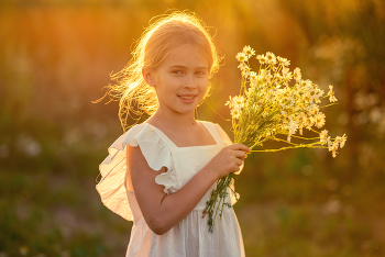 Юля с букетом ромашек / модель Юля Подгорнова