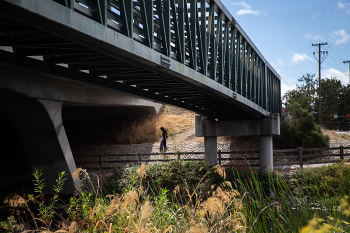 Под мостом / .....