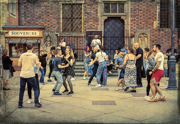 Танцы / Польша, Вроцлав, Рыночная площадь. 
Выходной день, вечер.