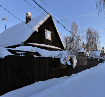 "Мой дачный домик снегом занесло, тропинки нет, к нему не подобраться..." / "На кухне больше кофе не дымится,
 Не пахнет яблочным, хрустящим пирогом.
 Постель холодная и в ней уже не спится.
 Ты не спешишь встречать меня бегом.
 Не слышно скрипа старенькой калитки,
 Ступеней хриплый баритон затих.
 Идет зима и движется улиткой
 Поток ночей, как длинный складный стих ...
 В наш домик мы опять вернемся летом,
 Пускай его баюкает зима.
 Т.Ромашкина