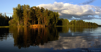 Сказки дедушки Валдая. / Валдай, оз.Вельё, 
Уже долее 20 лет каждое лето я отправляюсь в эти края порыбачить... Есть у меня серия "Вдали от суеты..." это как раз об этих местах. Связи нет (сейчас уже кое-где есть) дорог нет (в прошлом году уже заасфальтировали грунтовку до Никольского!) До деревни - только на лодке (дорога в лесу под силу только ГАЗ-66) За то какая ПРИРОДА! и тишина!! 
(панорама 2 кадра, собрано вручную)
