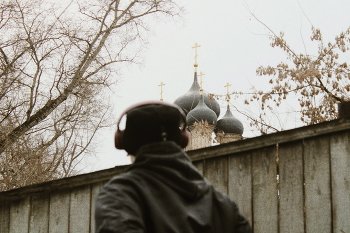 «Слушая купола» / Человек на фото слушает звук старую Владимирскую атмосферу.