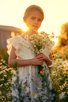 С букетом ромашек / модель Юля Подгорнова