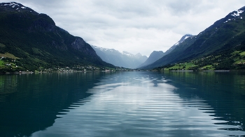 Олдедален (Oldedalen) — живописная долина / Олдедален (Oldedalen) — живописная долина в коммуне Стрин , ведущая к леднику Бриксдальсбреен. Долина знаменита озером Олдеватнет, крутыми горными склонами ... Норвегия