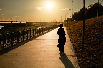 Девушка на набережной / Девушка идет по набережной на закате
