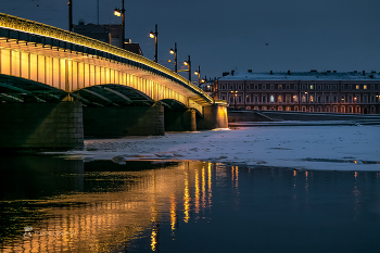 Из серии "Золотые мосты Санкт-Петербурга" / Пасмурная погода, как обрамление для вечернего города.