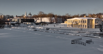 Февральские пространства старого города / Вечерний сюжет из города Серпухов, набережная реки Нара. Февраль 2026.