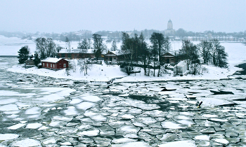 о. Lonna, с видом на Суоменлинна (Свеаборг) / Остров Лонна (Инженерный или Минный (в прошлом). Неофициальное название — Переговорный остров. Во время русско-шведской войны 1808–1809 годов на Лонне проходил заключительный этап переговоров, после которых Финляндия вошла в состав Российской империи на правах автономного Великого княжества Финляндского. 

 Снимок с 12-ой палубы парома.