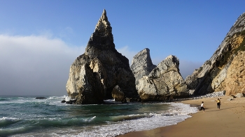 Praia da Ursa Красивый пляж... / Пляж Урса ( Praia da Ursa ) фигурирует в списке красивых пляжей Португалии. Он фотогеничен всегда - при тумане или солнце, под звездами или на рассвете ))
Урса с португальского переводится как '' медведица '' Даже есть легенда ...