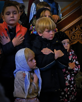 Дети в церкви. / Божественная Литургия.