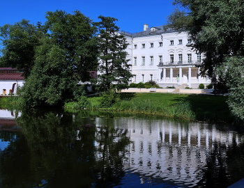 Полотняный Завод / Полотняный Завод, снимок 2024 года. Родовое поместье семьи Гончаровых, в котором А.С.Пушкин бывал неоднократно. На фото Дом Щепочкина, фасад "к запрудам" - в доме находится главный музей усадьбы, слева виден музей "Бузеон".