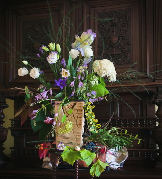 Вспоминая лето / Букет на фоне старинной резьбы