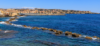 Убегает в море дорожка из камней... / Сицилия, Сиракузы, Ионическое море