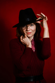 &nbsp; / Девушка на красном фоне (портрет, снятый в коридорчике редакции газеты)